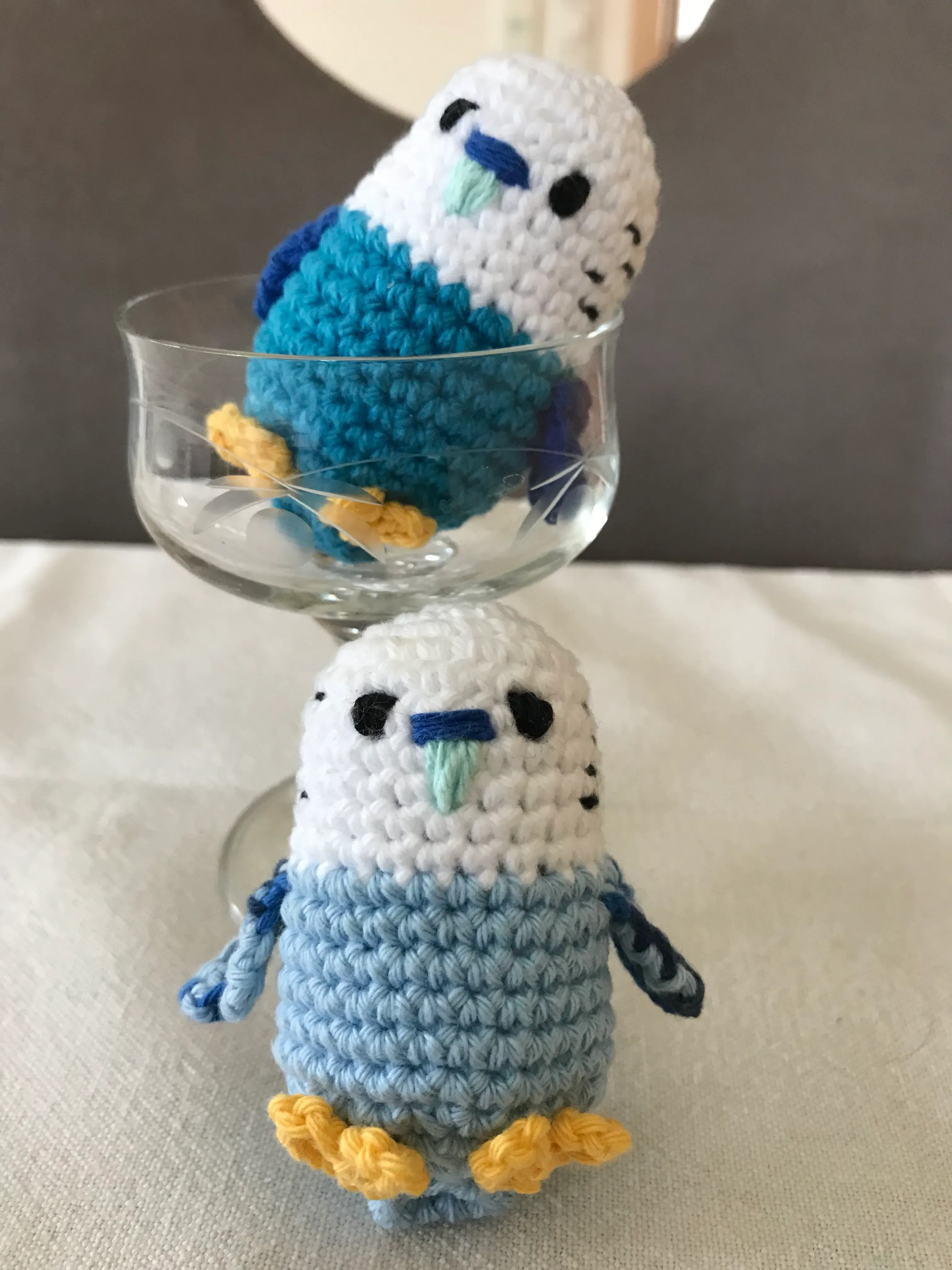 Schlüsselanhänger Wellensittich gelb/grün oder weiß/blau, mit aufgesticktem Gesicht