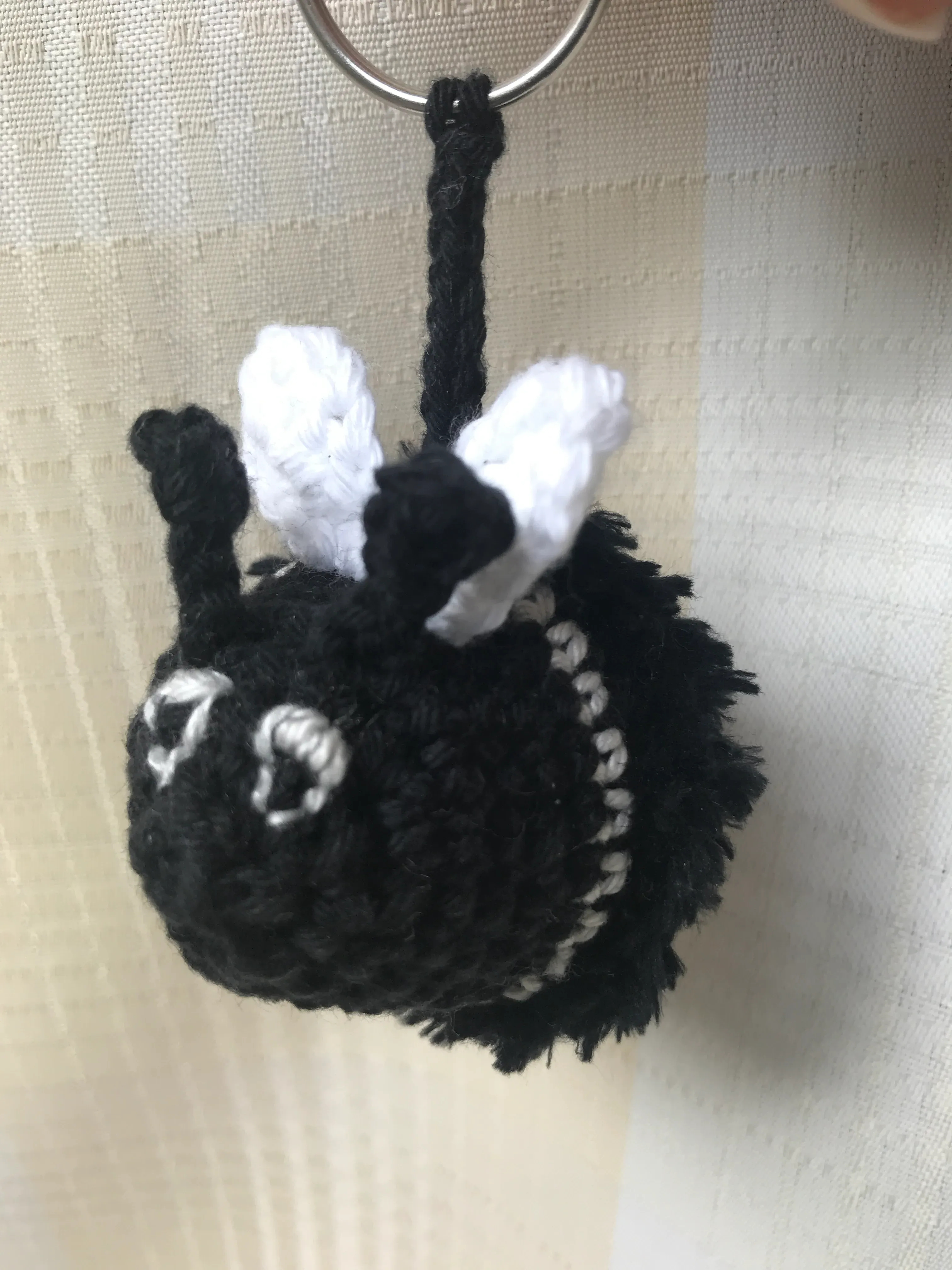 Schlüsselanhänger Hummel mit Flauschgarn in der Mitte