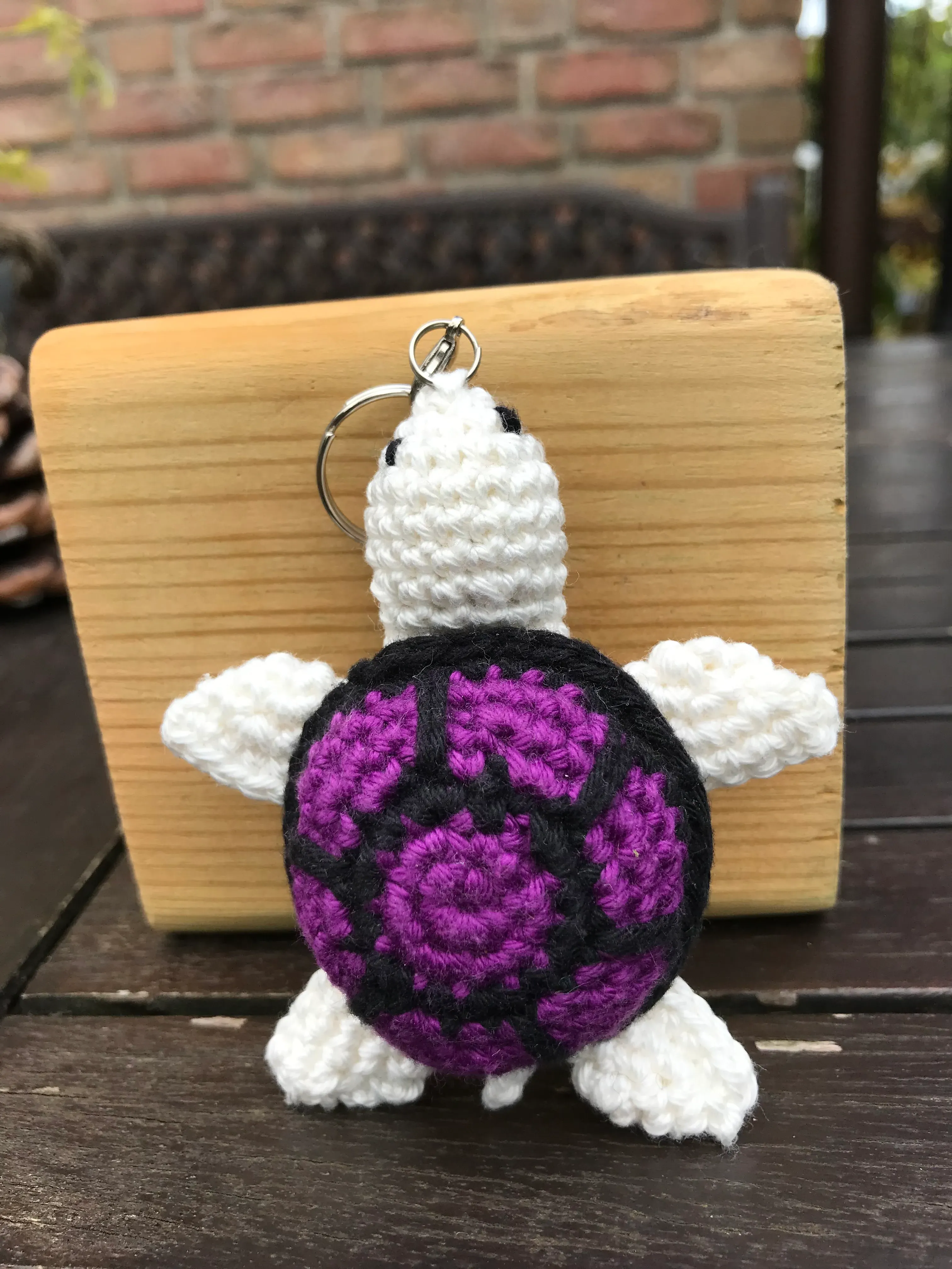 Schlüsselanhänger Schildkröte lila/ schwarzer Panzer oder ähnlich