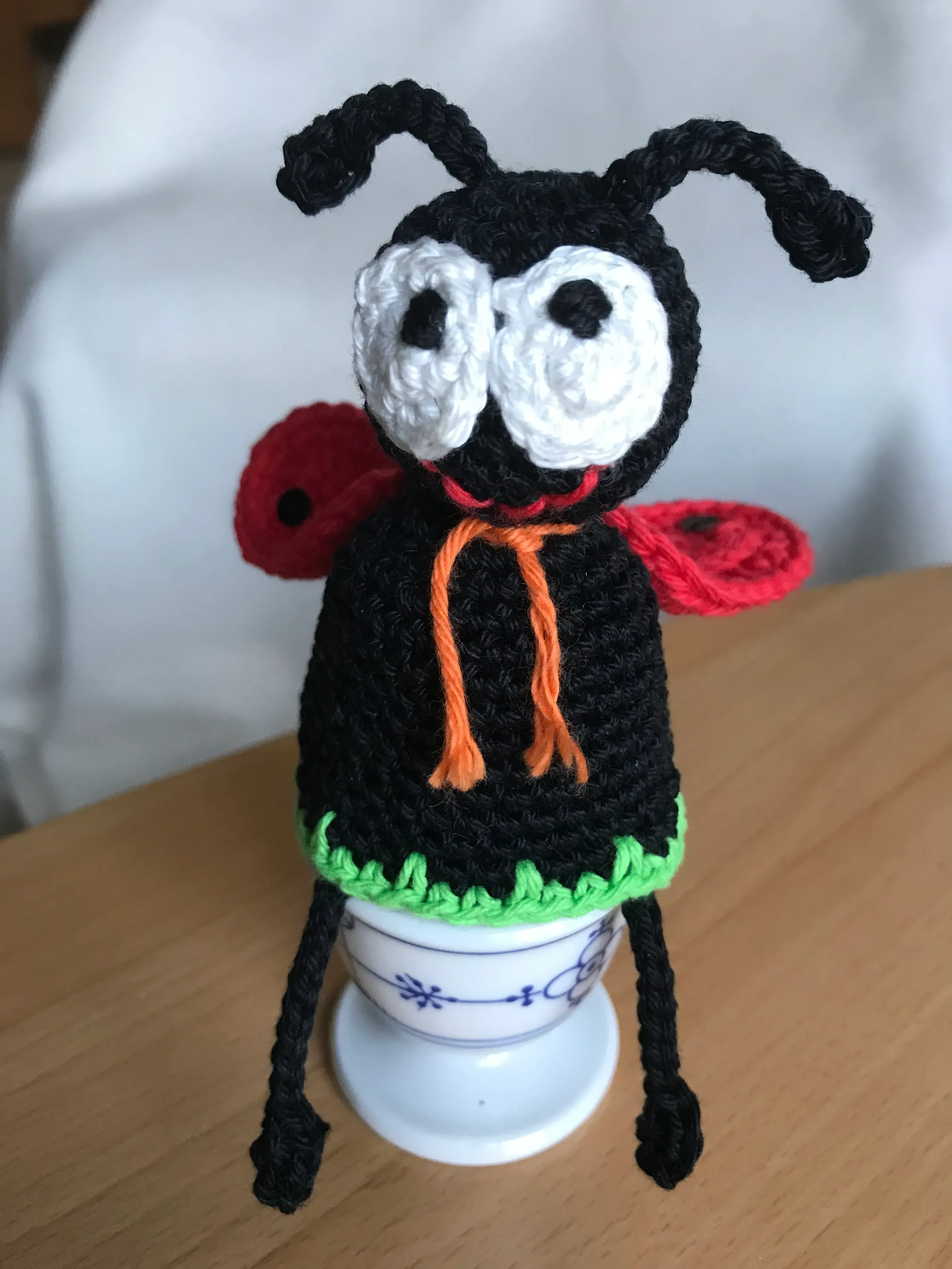 Häkelfigur Marienkäfer zur Dekoration oder als Eierwärmer zu verwenden